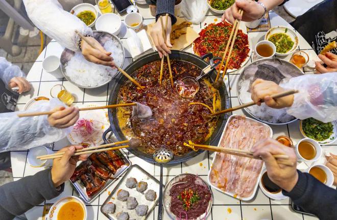 ！重庆火锅“涮出”3千亿大市场PG麻将胡了试玩平台热辣滚烫(图3)
